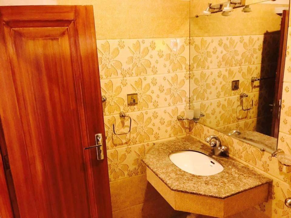 Pak Hotel Исламабад Экстерьер фото